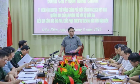 Thủ tướng: Làm mọi cách nhanh nhất có thể ổn định đời sống người dân vùng lũ