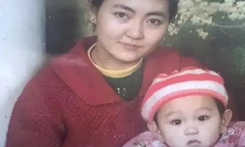 Thấy con của bảo mẫu giống hệt chồng, vợ làm xét nghiệm ADN và kết quả khiến bà khóc hết nước mắt