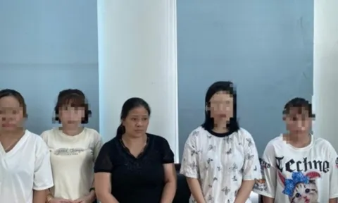 Bắt quả tang 2 cặp đôi "vui vẻ" ở nhà nghỉ tại Hà Nội: Bán dâm 300.000 đồng/lượt, bị "cắt phế" 200.000 đồng