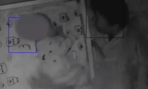 Mẹ phát hiện đoạn camera con 3 tháng tuổi bị bảo mẫu bạo hành, lời khai của kẻ thủ ác gây phẫn nộ