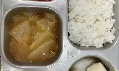 Phụ huynh chụp lén cơm trưa ở trường của con đăng lên mạng, 4000 bình luận bức xúc khi nhìn thấy bữa ăn 65 nghìn "nghèo nàn"