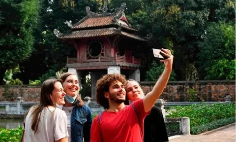 Từ 15/8/2025, miễn thị thực cho công dân 12 nước vào Việt Nam du lịch