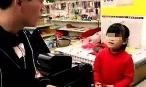 Camera cửa hàng tiện lợi ghi lại cảnh bé gái lén lút trộm đồ, nhân viên thấy thứ đứa trẻ cầm trên tay mà xót xa