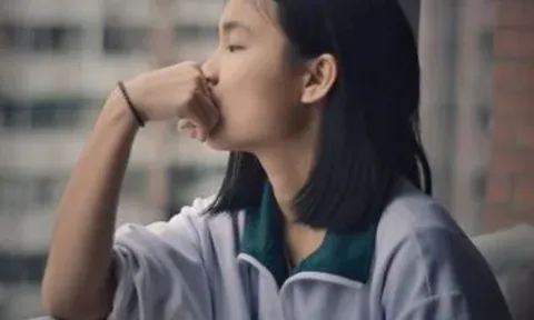 Con gái dậy thì đêm nào cũng thức rất khuya, mẹ lén nhìn qua khe cửa thì rụng rời chân tay