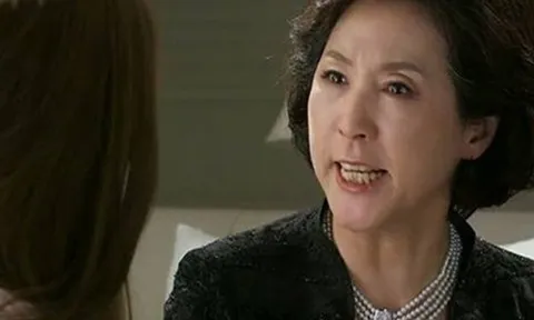 Con dâu nấu cháo trắng chăm mẹ chồng ốm, bà hất tung ra đất, đọc tin nhắn cô để lại, bà ngất luôn