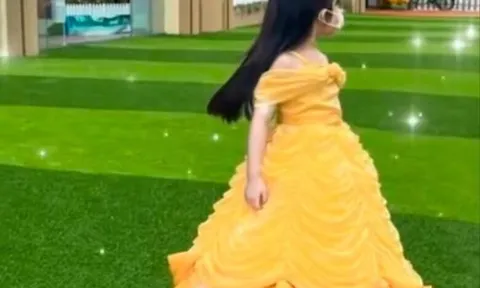 Bé gái mẫu giáo “gây sốt” cõi mạng khi diện đầm công chúa đến trường, phụ huynh tranh cãi xôn xao