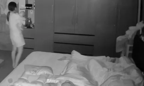 Camera ghi cảnh giữa đêm vợ chồng đang ngủ, mẹ chồng âm thầm làm một việc khiến con dâu phải đi kể khắp nơi