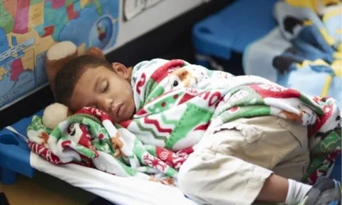 Cô gái Việt làm giáo viên mầm non ở Canada, tiết lộ học sinh ngủ trưa vẫn đi giày đầy đủ, lý do khiến cõi mạng trầm trồ