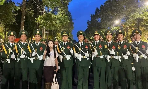 Nữ phóng viên người Lào đẹp như hoa hậu tác nghiệp diễu binh: Từ chối du học Mỹ, nhận học bổng Thạc sĩ tại Việt Nam