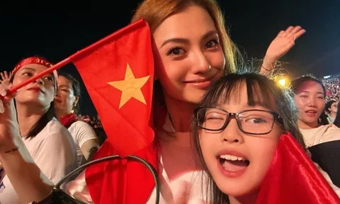 Con gái lả đi vì sốt cao, mẹ đơn thân Vbiz khóc nghẹn khi được hỗ trợ đi xe ưu tiên giữa biển người xem diễu binh