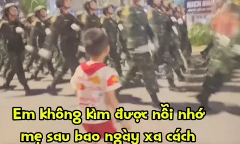 Xúc động khoảnh khắc em bé Hà Nội chạy theo mẹ đang hợp luyện diễu binh A80, người thân nói: "5 tháng rồi con chưa được gặp mẹ"