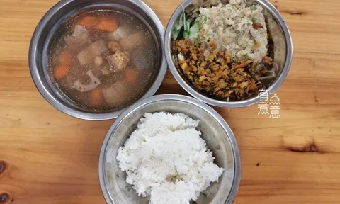 Cô giáo khoe ảnh bữa trưa 50 nghìn đồng ở trường mẫu giáo, phụ huynh chê quá tệ, đòi cho nghỉ học