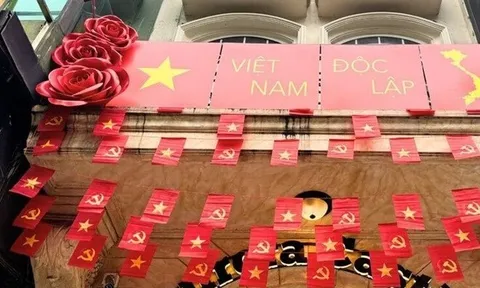 Ngôi nhà phủ kín cờ đỏ trên phố hot nhất Hà Nội dịp A80, hóa ra là của vợ chồng cầu thủ nổi tiếng Việt Nam