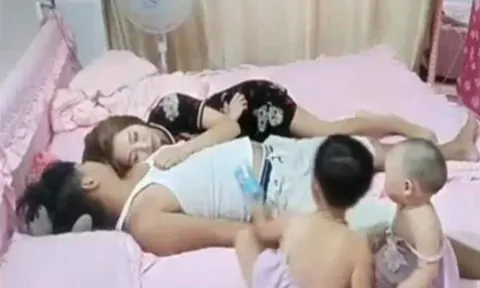 Cặp vợ chồng ôm nhau ngủ trước mặt con, phản ứng sau đó của hai chị em sơ sinh không ai ngờ đến