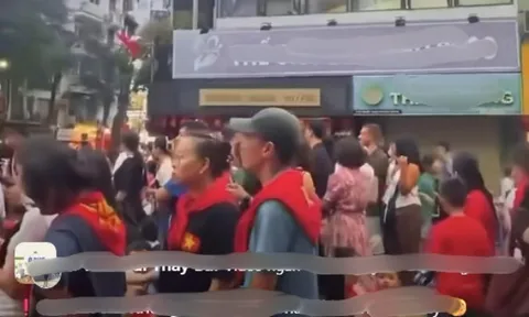 Đứng xem hợp luyện diễu binh A80, ai nấy chú ý tới hành động của người đàn ông trên ô cửa sổ tầng 2 căn nhà mặt phố