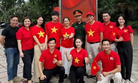 Cặp vợ chồng NSND - NSƯT duy nhất tham gia diễu hành A80: Từng là bạn học cấp 3, gia đình tứ đại đồng đường