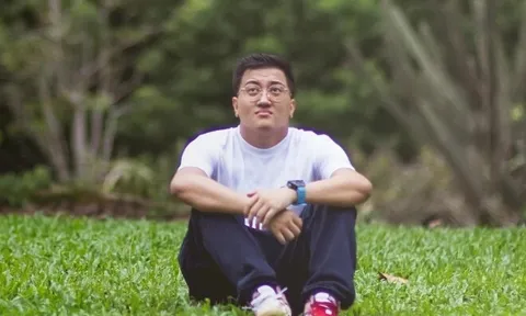 Cậu bé sống trong cung điện đầy camera, người giúp việc, vệ sĩ, thừa kế hàng tỷ USD và cái kết khi trưởng thành