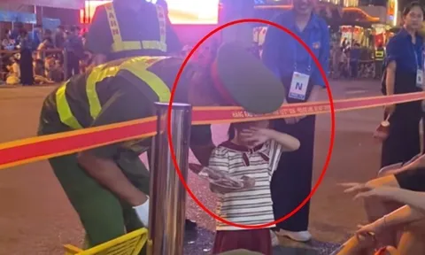 "Khối mầm non" được chiến sĩ công an A80 đích thân bế sang đường cho ông bà, câu chuyện phía sau quá đáng yêu