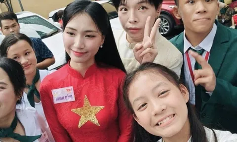 Bé gái "đọ sắc" 2 Hoa hậu Việt ở Lễ diễu binh, diễu hành 2/9: Cực giỏi, từng chung sân khấu MC Lại Văn Sâm, Hoài Anh