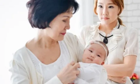 Thuê giúp việc 20 triệu/tháng, chị dâu tôi vẫn phải “dọn nhà, nấu ăn, chăm con, giặt quần áo” mà không dám đuổi việc