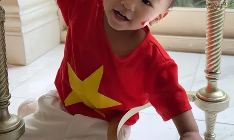 Cặp sinh đôi nhà Phương Oanh Shark Bình xuống đường đón Lễ 2/9, diện mạo được nhận xét 1 bé giống bố, 1 bé hệt mẹ