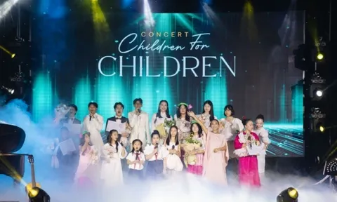 Con trai Hà Kiều Anh đệm đàn cho diva Hồng Nhung hát "Cho con"