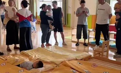 Chồng đến trường đón con mãi không thấy về, vợ sốt ruột gọi cho cô giáo thì ngã ngửa được xem lại camera