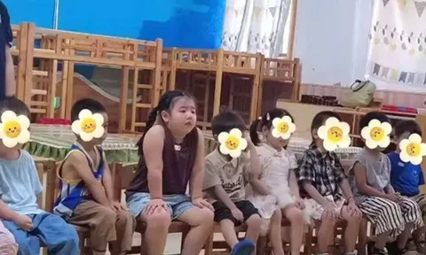 Cô giáo gửi ảnh ngày đầu con đến lớp, mẹ xem xong tá hỏa, vội đăng lên mạng