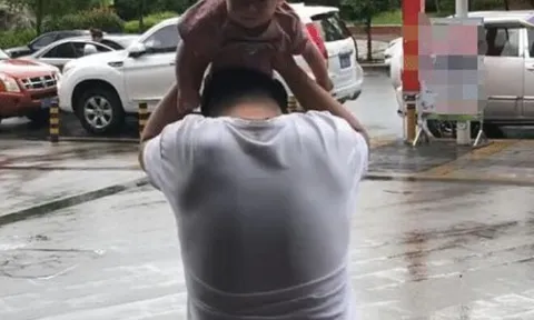 Bức ảnh chụp hành động bế con gái nhỏ đưa lên đầu gây xôn xao, ông bố bị dân mạng chỉ trích dữ dội