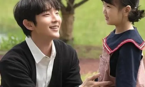 Đi công tác gửi con cho chồng cũ, cứ 8 giờ tối là thấy bé nằm trên giường, tôi lén về sớm kiểm tra thì mất ngủ