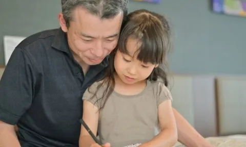 Con rể nhà hàng xóm cho con học trường quốc tế đắt đỏ, mẹ vợ khen nức nở, tôi im lặng làm một chuyện khiến bà vội xin lỗi