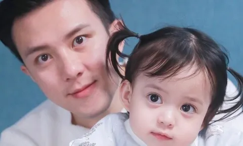 Bé gái mắt to, da trắng xinh như thiên thần, bố đứa trẻ lộ mặt khiến ai nấy tấm tắc: Mẹ bé thật may mắn!