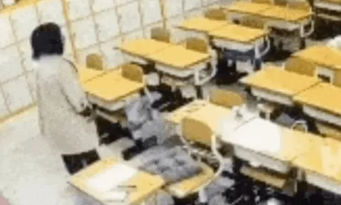 Đoạn video khó hiểu cảnh nữ giáo viên đứng giảng bài trong phòng học trống giữa đêm