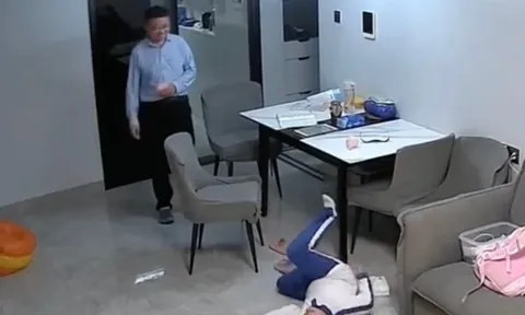Bé gái đang ngồi học giữa đêm thì đột ngột ngã xuống đất, người bố đứng cười khiến cõi mạng xôn xao