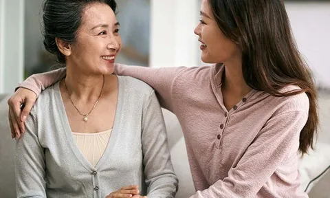 Mẹ chồng lên ở nhờ 1 tháng, lúc về con dâu thấy cảnh bà đang lén đếm tiền trong bếp