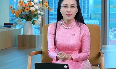 BTV Hoài Anh nghẹn ngào khi nhắc về bản tin "Thời sự 19h", nhớ sự cố rớt bông tai trên sóng trực tiếp