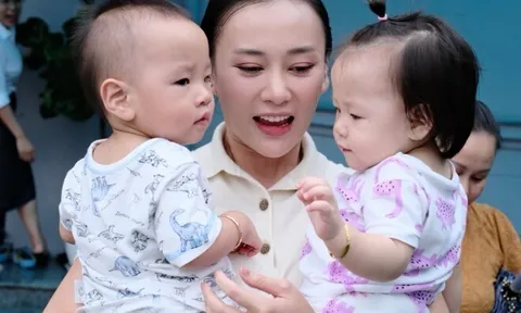 Cảnh nhập học mẫu giáo của cặp song sinh đình đám nhà Phương Oanh - Shark Bình: Đi hoành tráng, về mắt sưng