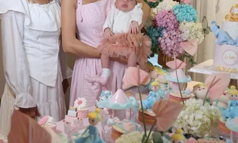 Sinh con lai với chồng Tây, cô giáo của Hồ Ngọc Hà làm 2 mâm cúng đầy tháng cho con đẹp hút mắt