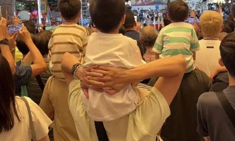 Sao Việt 24h: Tăng Thanh Hà khoe khoảnh khắc ông xã doanh nhân cõng con út trên vai, hiếm hoi lộ mặt cậu nhóc Mason