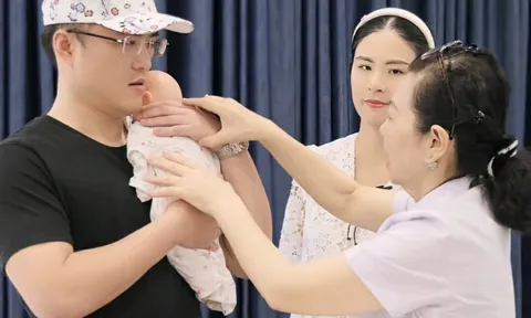 Chồng làm ở Bộ Ngoại giao của Ngọc Hân thuê người dạy cách bế con, lóng ngóng tay chân khi lần đầu làm bố