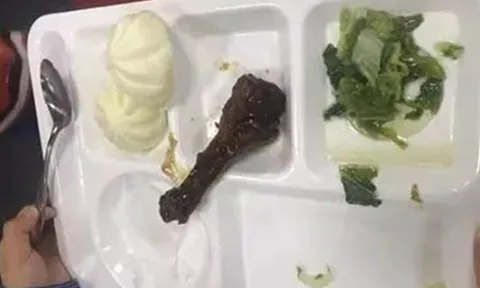 Hình ảnh cơm trưa "nghèo nàn" của HS trường quốc tế phí 400 triệu/năm, hiệu trưởng nói bình thường, PH lao vào nhà bếp thì sốc