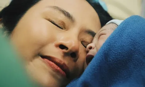 Hoa hậu Ngọc Hân rơi nước mắt khi đón con đầu lòng ở tuổi U40, định mệnh sắp đặt làm "em bé ngoại giao"