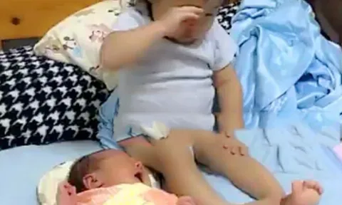 Nghe tiếng con khóc giữa đêm, người mẹ giật mình tỉnh giấc, vừa bật đèn phát hiện con lớn có hành động không ngờ với em sơ sinh