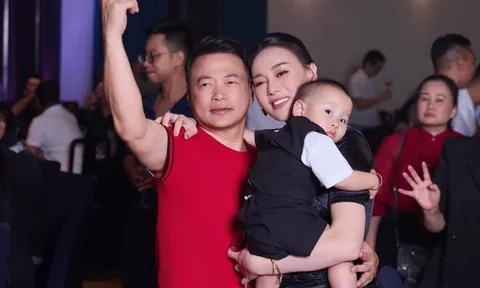 Phương Oanh cùng 4 con mừng sinh nhật Shark Bình, bố chồng Đại tá cười rạng rỡ khi được quý tử biếu quà