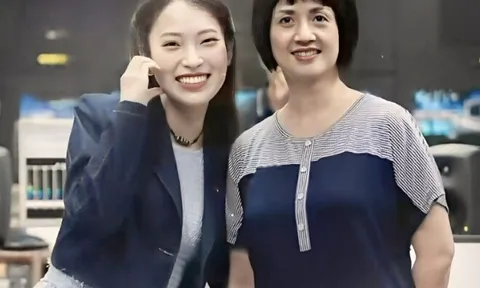 Khoảnh khắc 2 thế hệ "Đường lên đỉnh Olympia" gây sốt: "Huyền thoại" Tùng Chi hiếm hoi lộ diện, chuyện chồng con vẫn kín tiếng