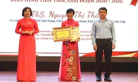 MC Thảo Vân nhận bằng khen sau 1 năm thăng chức làm Chủ tịch, bạn gái NSƯT Chí Trung hết lời chúc mừng