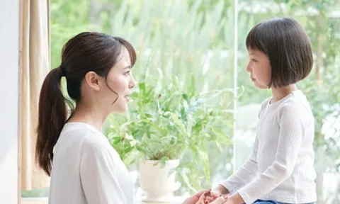 Mẹ hỏi con gái: “Sao dạo này hay dậy nửa đêm?”, nghe câu trả lời người mẹ liền tái mặt