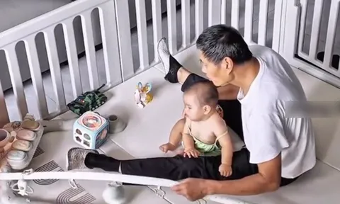 Con dâu ra ngoài nhờ bố chồng ở nhà chăm cháu, hình ảnh camera giám sát ghi lại khiến cô nghẹn ngào