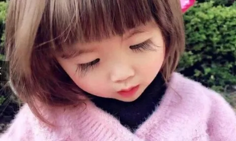 Bé gái 2 tuổi khiến cõi mạng kinh ngạc với hàng lông mi dài 3cm, lộ rõ mặt mới thấy đẹp như tiên tử