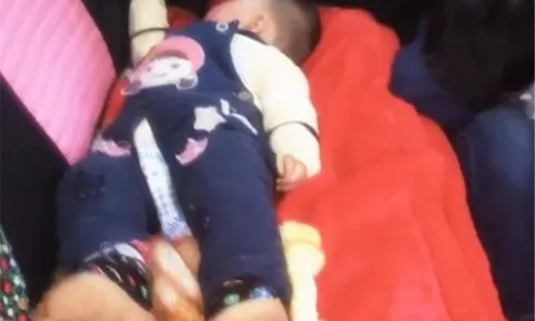 Em sơ sinh nằm ngủ trên ghế sau xe ô tô, hành động tiếp theo của anh trai lớn với em khiến mẹ không ngờ